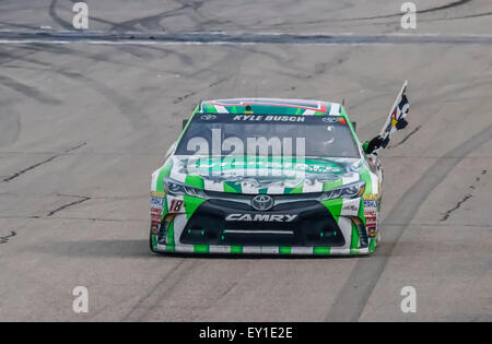 Loudon, NH, USA. 19 juillet, 2015. Kyle Busch (18) remporte le 5-hour energy 301 au New Hampshire Motor Speedway de Loudon, NH. Credit : csm/Alamy Live News Banque D'Images