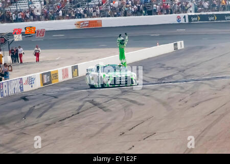 Loudon, NH, USA. 19 juillet, 2015. Kyle Busch (18) remporte le 5-hour energy 301 au New Hampshire Motor Speedway de Loudon, NH. Credit : csm/Alamy Live News Banque D'Images