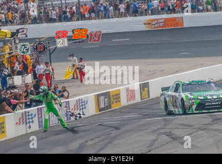 Loudon, NH, USA. 19 juillet, 2015. Kyle Busch (18) remporte le 5-hour energy 301 au New Hampshire Motor Speedway de Loudon, NH. Credit : csm/Alamy Live News Banque D'Images