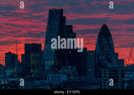 Londres, Royaume-Uni. 19 juillet, 2015. Magnifique coucher de soleil sur la ville de Londres : Crédit Subvention Vélaires/ZUMA/ZUMAPRESS.com/Alamy fil Live News Banque D'Images