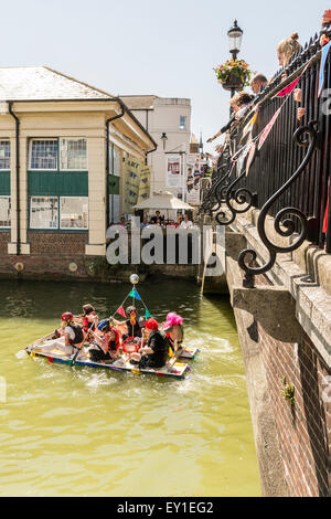 East Sussex, Royaume-Uni. 19 juillet, 2015. Le 40e à Lewes Newhaven Raft course le dimanche 19 juillet 2015 - ici un radeau passe sous haute Cliffe Street Bridge sur la rivière Ouse qui coule à travers Lewes, East Sussex. Crédit : Martin McHugh/Alamy Live News Banque D'Images