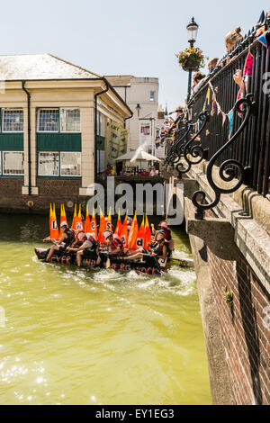 East Sussex, Royaume-Uni. 19 juillet, 2015. Le 40e à Lewes Newhaven Raft course le dimanche 19 juillet 2015 - ici un radeau passe sous haute Cliffe Street Bridge sur la rivière Ouse qui coule à travers Lewes, East Sussex. Crédit : Martin McHugh/Alamy Live News Banque D'Images