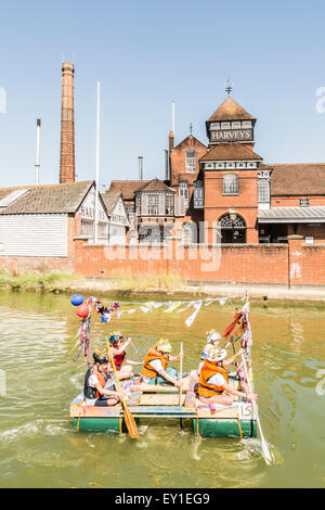 East Sussex, Royaume-Uni. 19 juillet, 2015. Le 40e à Lewes Newhaven Raft course le dimanche 19 juillet 2015 - ici un radeau passe devant la brasserie Harveys sur la rivière Ouse qui coule à travers Lewes, East Sussex. Crédit : Martin McHugh/Alamy Live News Banque D'Images