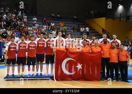 Lignano, Italie. 19 juillet, 2015. L'équipe de la Turquie sur la troisième place de la FIBA U20 Championnat européen de Baketball les hommes. 19 juillet, 2015. Credit : Simone Ferraro/Alamy Live News Banque D'Images