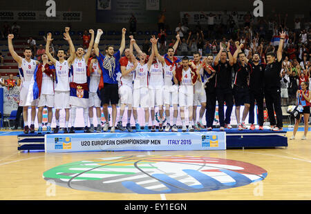 Lignano, Italie. 19 juillet, 2015. La Serbie gagne la médaille d'or à la FIBA U20 Championnat européen de Baketball. 19 juillet, 2015. Credit : Simone Ferraro/Alamy Live News Banque D'Images