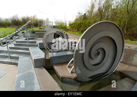 Caractéristiques de l'eau, montrant des modes de sensibilisation ou pomper de l'eau, dans le parc de jeux d'eau à la roue de Falkirk, Falkirk, Ecosse, Royaume-Uni Banque D'Images