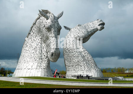 Les Kelpies, une sculpture par Andy Scott, aux côtés de la Forth & Clyde Canal à l'Hélix Park, près de Falkirk, Ecosse, Royaume-Uni Banque D'Images