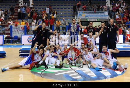 Lignano, Italie. 19 juillet, 2015. La Serbie gagne la médaille d'or à la FIBA U20 Championnat européen de Baketball. 19 juillet, 2015. Credit : Simone Ferraro/Alamy Live News Banque D'Images