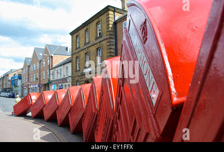 Les Red public Telephone Boxes de David Mach à Kingston upon Thames, Surrey, Angleterre, Royaume-Uni Banque D'Images