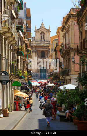 Via Pucini, Catane, Sicile en vue de l'église de Santuario della Madonna del Carmine , sur la rue de la place du marché Banque D'Images