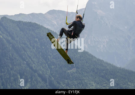 Fort vent pour le kite surf au Lac Achensee - escalade en montagne avec un cerf-volant ? Banque D'Images