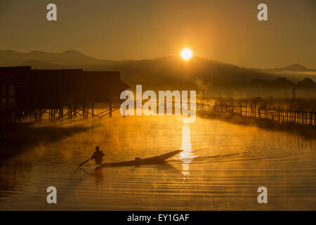 Brouillard lever du soleil sur le lac Inle, Myanmar Banque D'Images