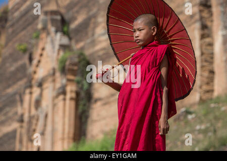 Moine novice bouddhiste à la pagode de Mingun Paya, Myanmar Banque D'Images