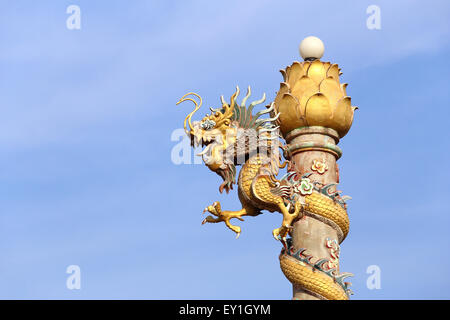 Golden dragon statue sur perche avec sky Banque D'Images