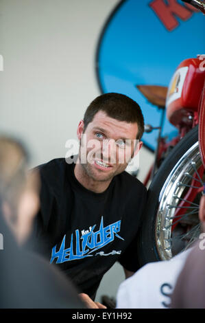 Norfolk, Angleterre. Guy Martin parle de fans à la Ken Fox mur de la mort à la saleté Quake IV © Becky Matthews Banque D'Images