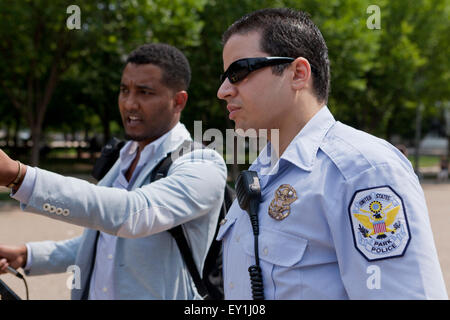 Parc de nous parler avec agent de police civile noir - Washington, DC USA Banque D'Images