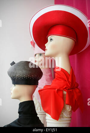 Vintage hats sur des mannequins sur l'affichage en vitrine. Banque D'Images