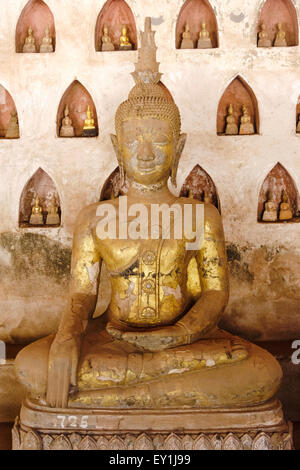 Statue de Bouddha au monastère de Wat Si Saket et musée. Vientiane, Laos Banque D'Images