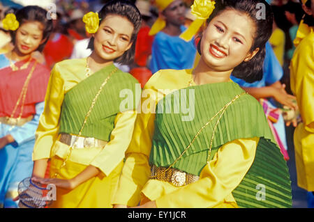 Filles Thai exécutant une danse locale durant le règne du Roi Narai Lopburi, Thaïlande, équitable, de l'Asie Banque D'Images