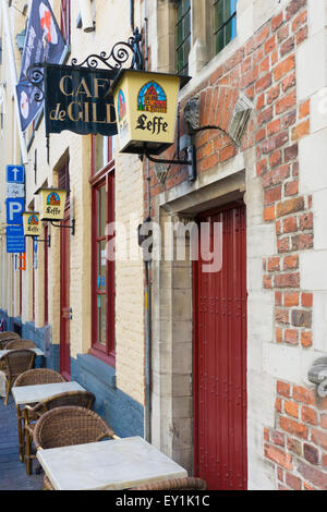 Scène tranquille dans les eaux troubles de Bruges. La Flandre en Belgique Banque D'Images