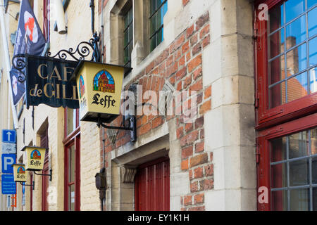 Scène tranquille dans les eaux troubles de Bruges. La Flandre en Belgique Banque D'Images