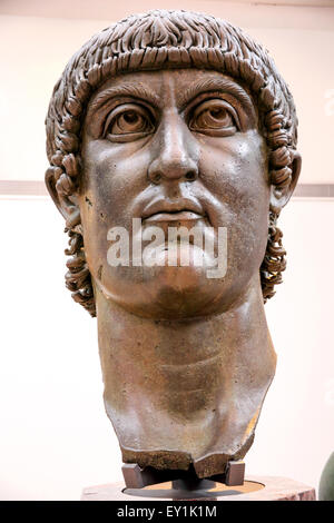 Statue en bronze de Constantin dans le musée du Capitole à Rome, Italie. Banque D'Images