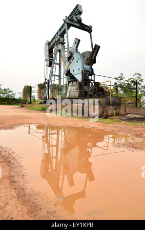 Vieux pumpjack pomper du pétrole brut à partir de puits de pétrole Banque D'Images