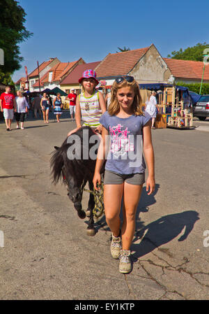 Filles avec poney Banque D'Images