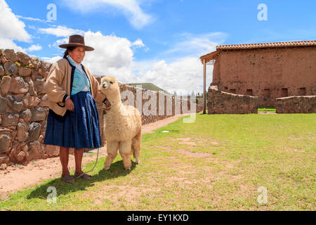 RAQCHI PÉROU - 15 janvier : femme Indienne Quechua non identifiés avec lama habite à Raqchi ruines, le Pérou le 15 janvier 2013. Raqchi Banque D'Images