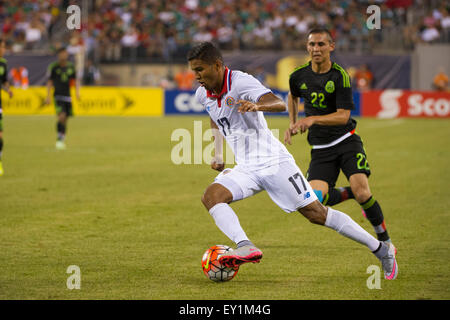 Rencontré Life Stadium, East Rutherford, NJ, USA. 19 juillet, 2015. Costa Rica terrain Johan Venegas (17) fait un pas sur le Mexique defender Paul Aguilar (22) pendant les quarts de finale de la Gold Cup match entre le Mexique et le Costa Rica au stade de la métropolitaine, East Rutherford (New Jersey), le Mexique a battu le Costa Rica 1-0 dans la dernière minute de temps supplémentaire. Crédit obligatoire : Kostas Lymperopoulos/CSM/Alamy Live News Banque D'Images
