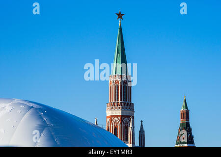 Tour nikolskaïa du Kremlin de Moscou et le couvercle de protection sur le mausolée de Lénine qui était en reconstruction en hiver 2013 Banque D'Images