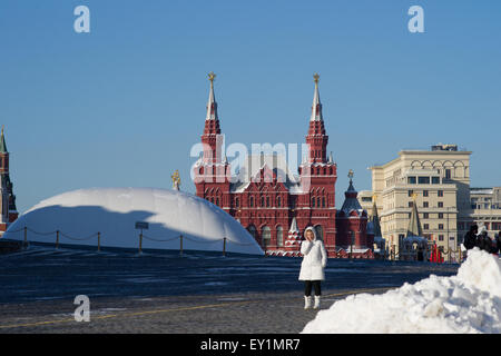 La Place Rouge de Moscou, musée historique d'Etat, couvercle de protection sur le mausolée de Lénine qui était en reconstruction en 2013 Banque D'Images