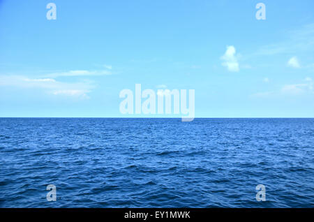 De l'eau ridée et ciel bleu Banque D'Images