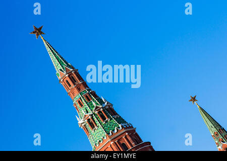 Retour en haut parties de Vodovzvodnaya Borovitskaya et tours du Kremlin de Moscou sur le fond bleu du ciel. Banque D'Images