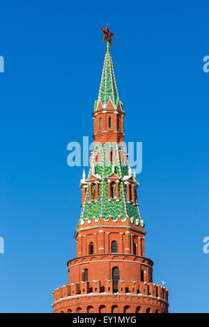 Partie supérieure de Vodovzvodnaya tour de Kremlin de Moscou sur le fond bleu du ciel. La photographie verticale Banque D'Images