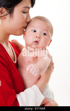 Mère embrassant bébé garçon et à l'écart, Banque D'Images