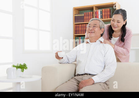 Senior woman massaging pour les cadres de l'homme sur l'épaule, Banque D'Images