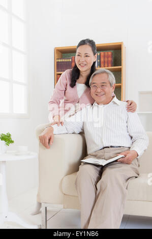 A Senior couple smiling et heureusement, Banque D'Images