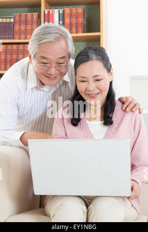 Couple et à la recherche à l'ensemble ordinateur portable, Banque D'Images