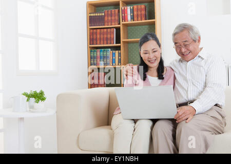 Couple et à la recherche à l'ensemble ordinateur portable, Banque D'Images