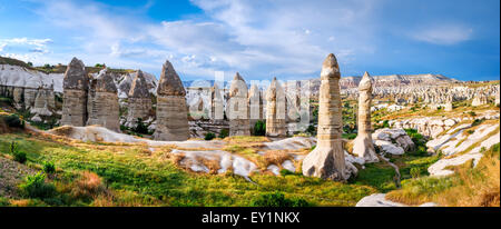 Cappadoce, Turquie. Incroyable et la vallée de l'amour idyllique dans le parc naturel, monument de Goreme avec cheminée de fées. Banque D'Images