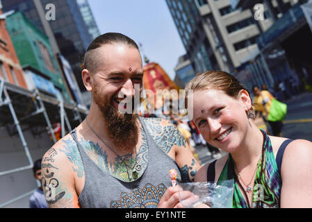 Toronto, Canada. 18 juillet, 2015. Les dévots ont posé pour l'appareil photo pendant la rath tirant dans le centre-ville de Toronto. Credit : NISARGMEDIA/Alamy Live News Banque D'Images