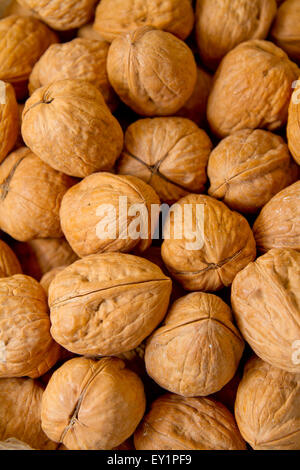 Les noix en coque, l'un à l'autre close up Banque D'Images