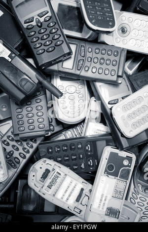 Scatered téléphones mobiles prêts pour recycler les déchets électroniques