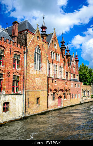Bruges, Belgique. Paysage d'été avec des maisons de style gothique et l'eau du canal Groenerei en Flandre ville médiévale de Bruges. Banque D'Images