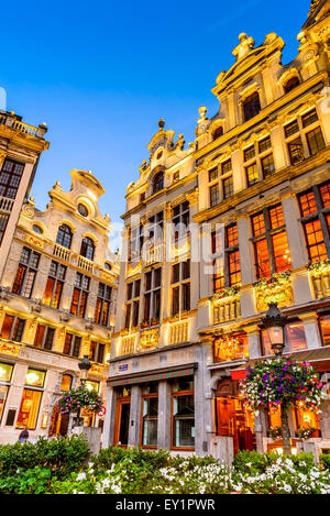 Bruxelles, Belgique. Image Twilight avec Grand Place à Bruxelles (Grote Markt) et façades de maisons de l'architecture médiévale. Banque D'Images