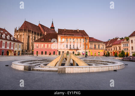 Brasov, Roumanie. Image de la tombée de la place principale de la cité médiévale de Transylvanie, avec l'Église Noire. Banque D'Images