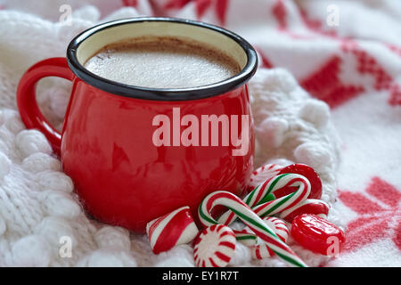 Chocolat chaud dans une tasse rouge Banque D'Images