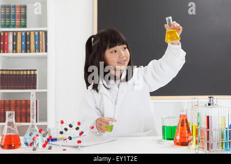 Girl doing experiment et à l'écart avec le sourire Banque D'Images