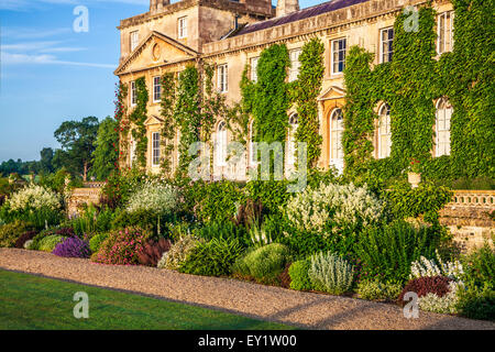 Frontière herbacées sous la terrasse de Bowood House dans le Wiltshire. Banque D'Images